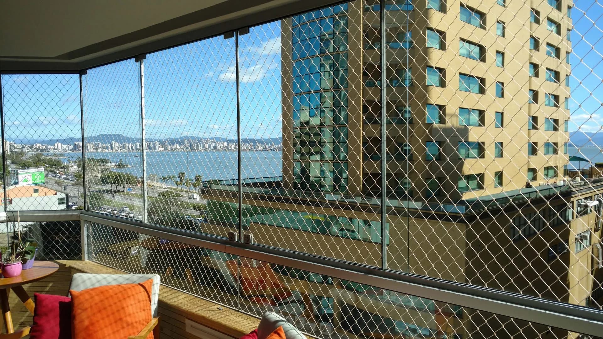 Sacada e janela com rede de proteção